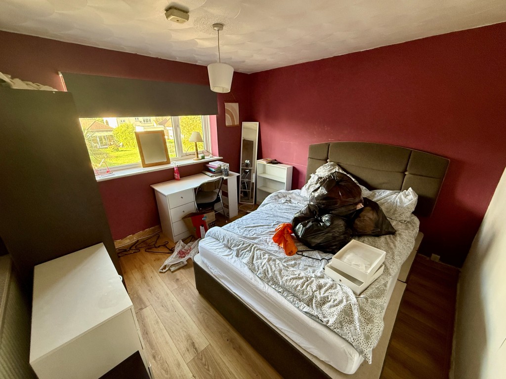 Lot: 129 - FOUR-BEDROOM HOUSE FOR IMPROVEMENT - Bedroom three